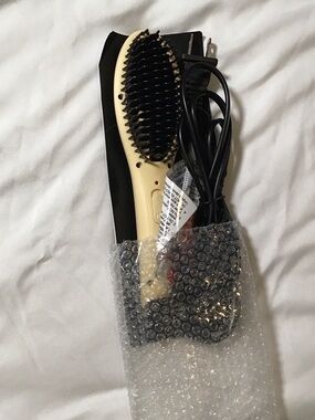 Electric Heated Straightening Brush in Yellow and Black